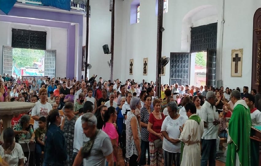 Miles de personas se dan cita este lunes en la histórica población de Portobelo-centro. Foto. Diomedes Sánchez