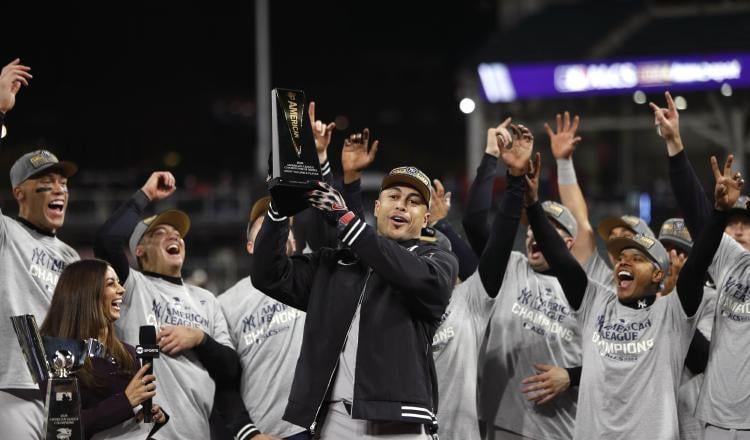 Giancarlo Stanton de los Yanquis festeja el banderín de la Liga Americana. Foto: EFE