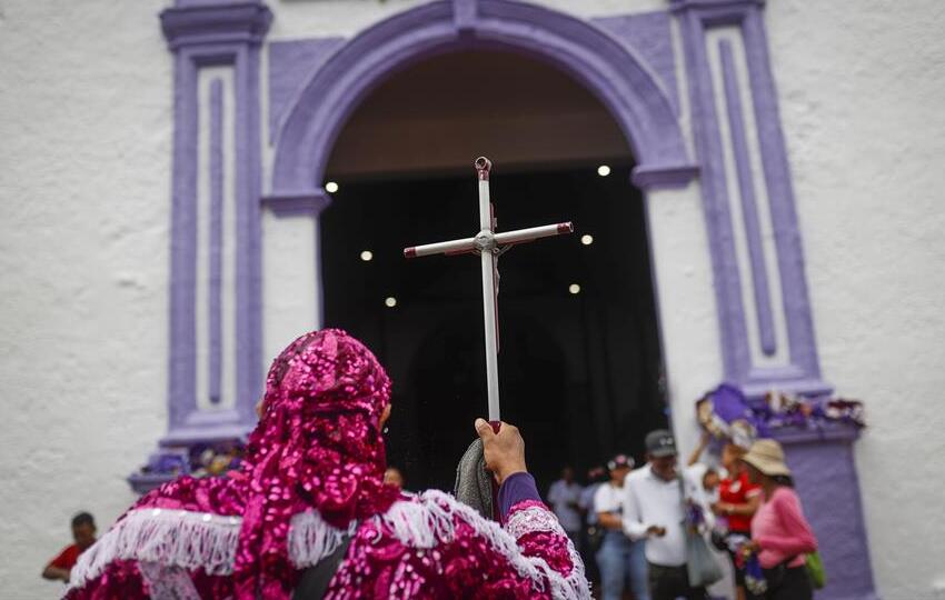 Los poderes milagrosos asignados al 'Cristo Negro de Portobelo' son un aliento de ánimo para los panameños. EFE