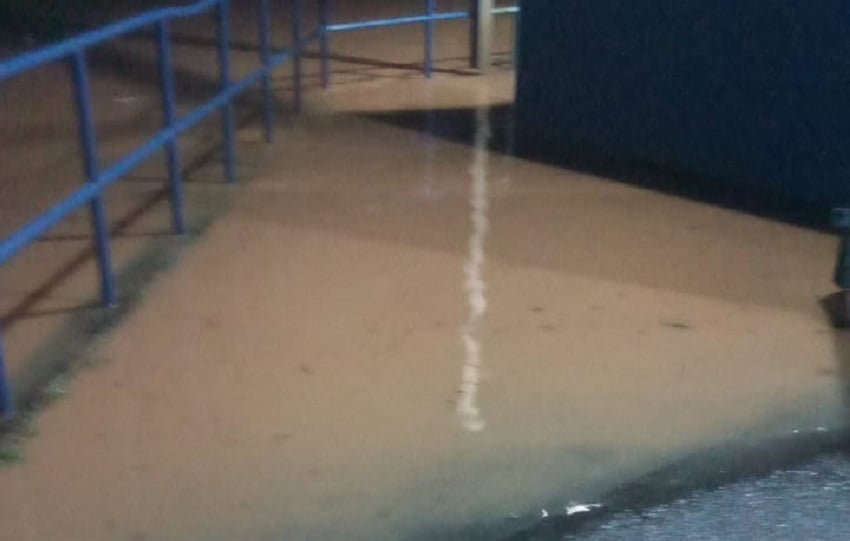 La entidad detalla que la crecida del río Caimito cuyas aguas han sobrepasado los 25 pies permanece alto y eso hace imposible reanudar el funcionamiento de la potabilizadora. FFoto. Idaan