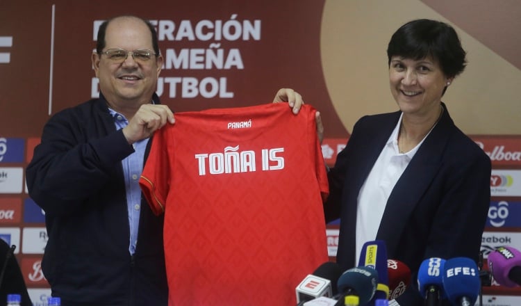 'Toña' Is recibe del presidente de la Fepafut, Manuel Arias, la camiseta de Panamá. Foto: EFE