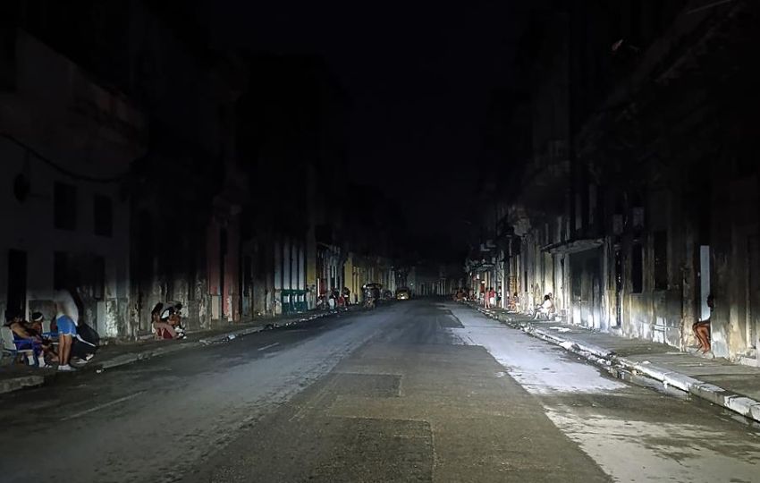  Personas permanecen fuera de sus casas durante un apagón en La Habana. Foto: EFE