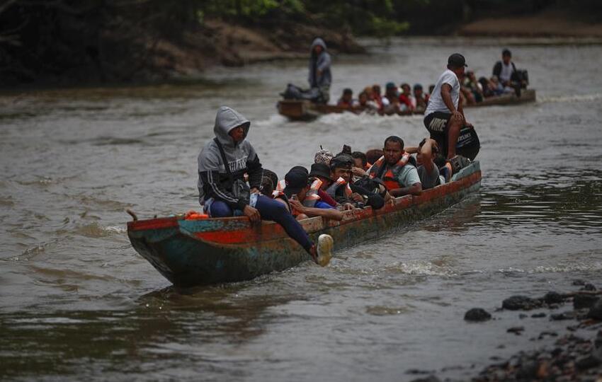 Migrantes llegando en canoas a la Estación Temporal de Recepción Migratoria en Lajas Blancas, en Darién (Panamá). Foto: EFE/ Bienvenido Velasco