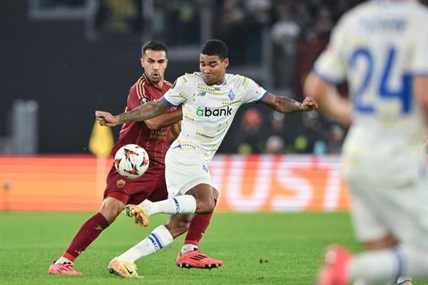 Eduardo Guerrero intenta controlar el balón ante la marca de un jugador de la Roma. Foto: EFE