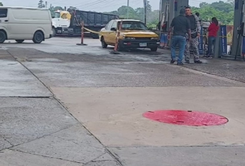  El taxista iba a cargar gasolina, cuando fue atacado por un pistolero. Foto: Diomedes Sánchez 