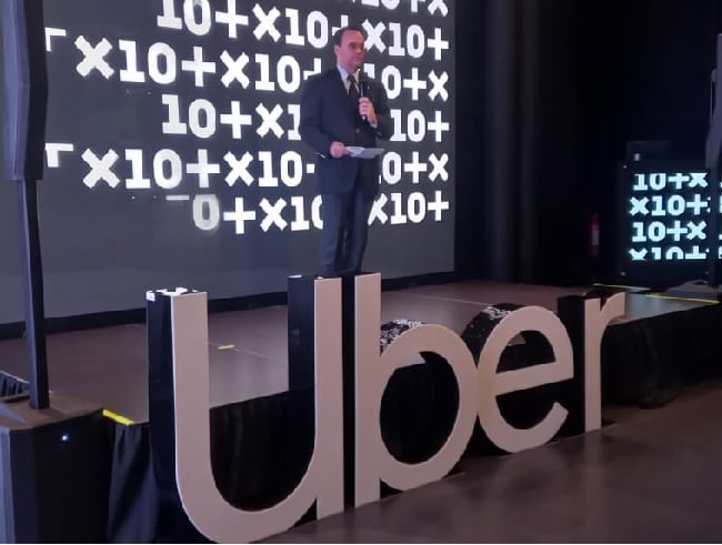 El ministro de Comercio, Julio Molto, dirige unas palabras durante el evento de aniversarios de Uber. Foto: Francisco Paz