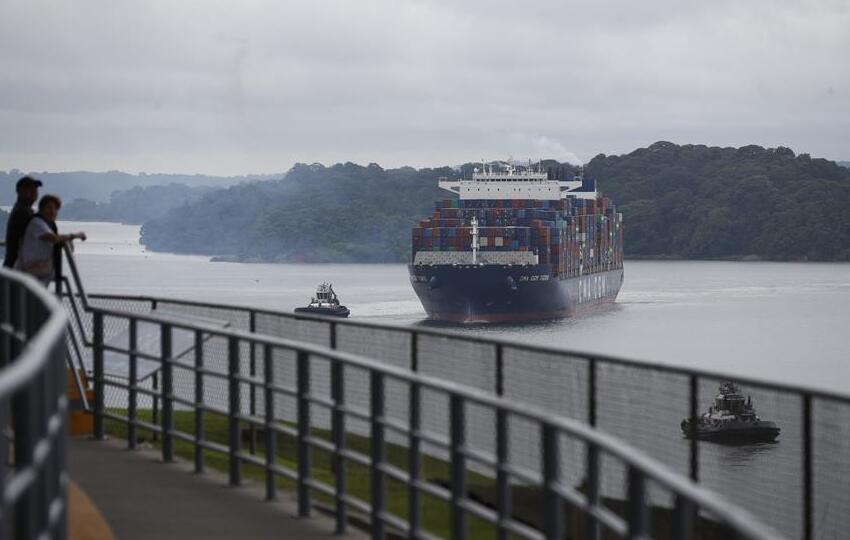 Personas observan el tránsito de un buque este viernes por las esclusas de Agua Clara, en el Canal de Panamá (Panamá).  EFE