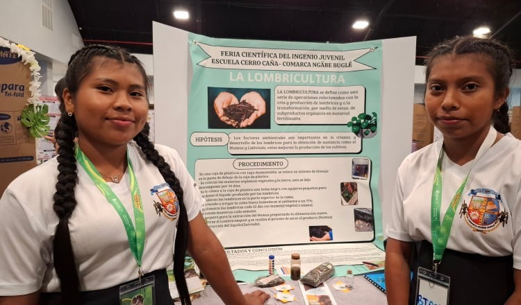 Las jóvenes estudiantes Mariela Carpintero y Mónica Venado  durante la feria científica del Ingenio Juvenil.