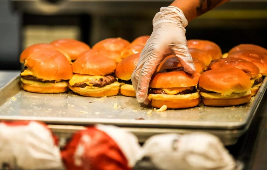 En EE.UU. se reportó contaminación en las carnes para hamburguesa. Foto: EFE