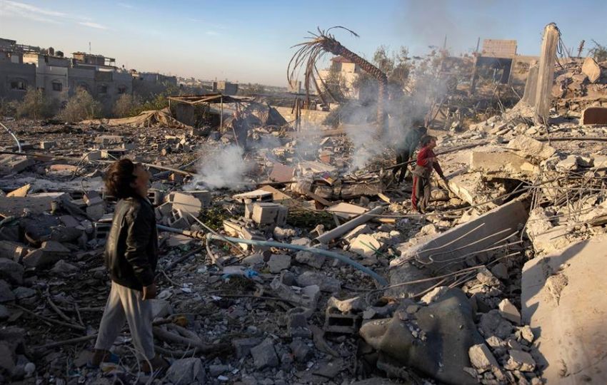 Niños palestinos entre los restos de edificios destruidos tras los ataques aéreos israelíes. Foto: EFE