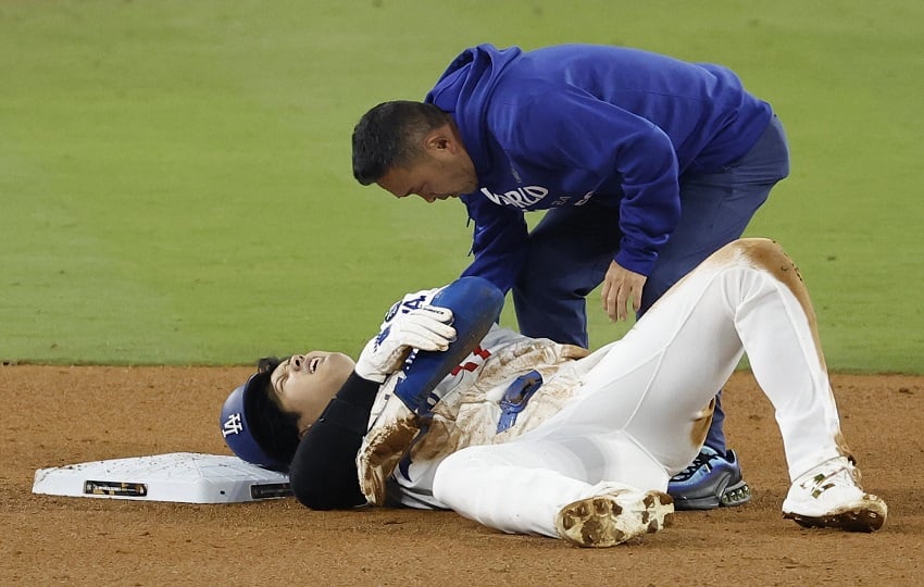 Shohei Ohtani de los Dodgers se lesionó el hombro en el segundo juego contra los Yanquis en la Serie Mundial. Foto: EFE.