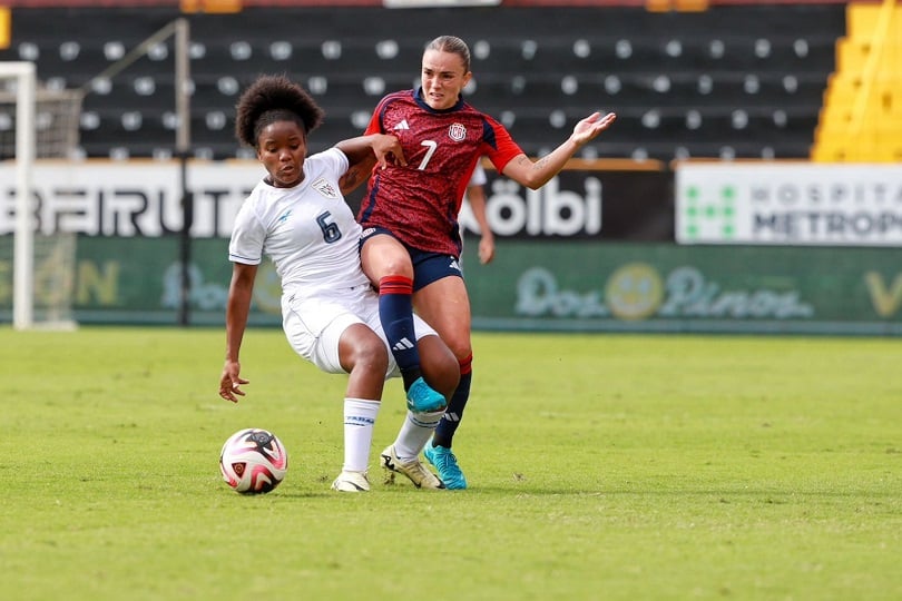 Deysiré Salazar de Panamá (7), disputa el balón con la costarricense Melissa Herrera. Foto: LPF