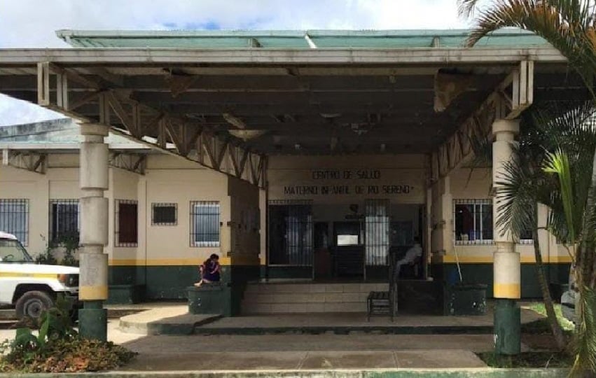 Los padres del infante arribaron a eso de las 6:10 a.m a las instalaciones y los funcionarios que en ese momento se encontraban en el centro de salud de Renacimiento procedieron a recibirles. Foto. Cortesía