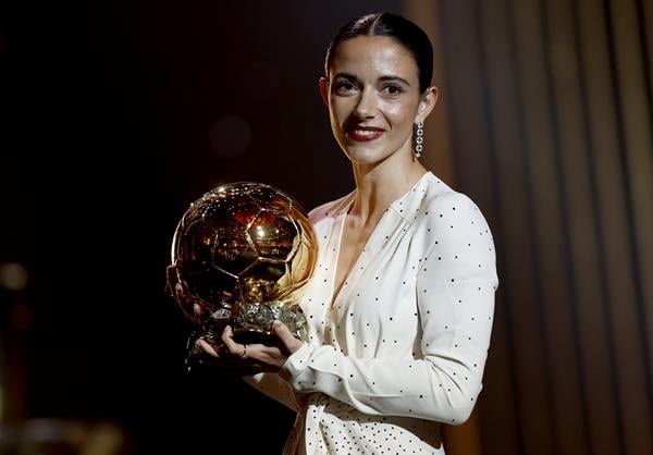 Aitana Bonmatí Conca con su segundo Balón de Oro. Foto: EFE