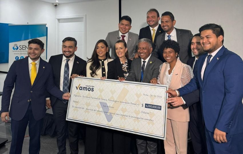 Entrega del cheque a la Secretaría Nacional de Ciencia, Tecnología e Innovación (Senacyt). Foto: Cortesía