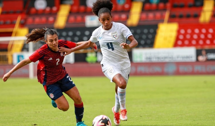 Katherine Castillo de Panamá (4) disputa el balón contra Melissa Herrera de Costa Rica (7). Foto: EFE