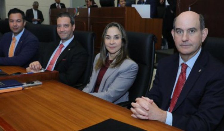 Equipo del MEF, liderado por el ministro Chapman (derecha) durante el debate del presupuesto.  Cortesía: Asamblea