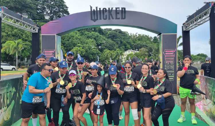 Participantes con las medallas de los 5 kilómetros Wicked. Foto: Cortesía