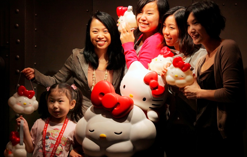 Un grupo de jóvenes posan en el laboratorio de Hello Kitty en Hong Kong, el 12 de agosto de 2009. Foto: EFE / YM YIK