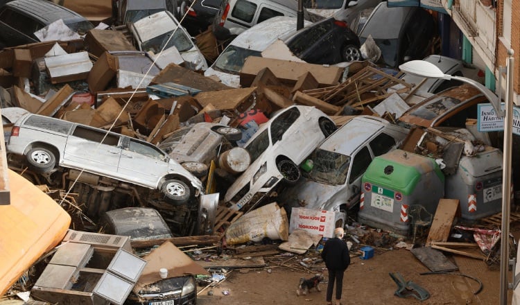 Vehículos amontonados en una calle tras las intensas lluvias de la fuerte dana que afectó Valencia. EFE