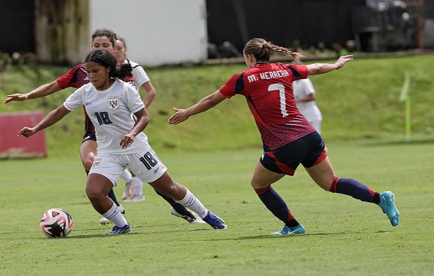 La jugadora panameña Alison onodera (18) disputa el balóln contra la tica Melissa Herrera (7), durante el partido amistoso entre ambos equipos. Foto: FPF