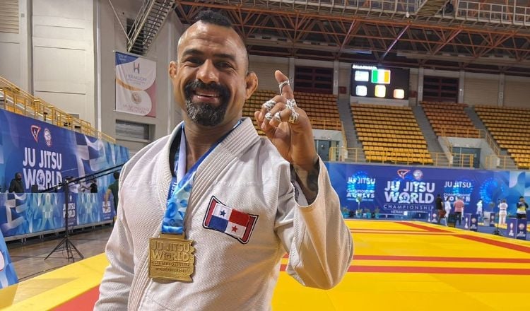 César Pérez con la medalla de oro en Grecia. Foto: Cortesía