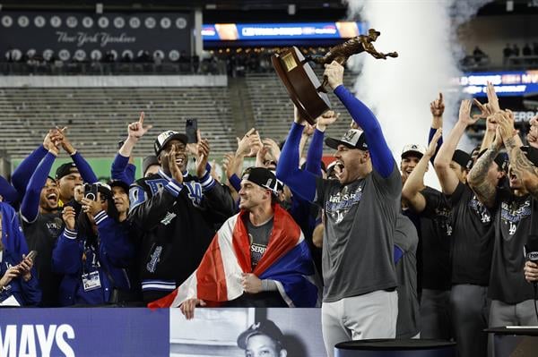 Freddie Freeman, con el trofeo MVP al ganar la Serie Mundial con los Dodgers. Foto: EFE