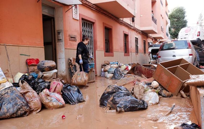 Los servicios básicos se van restableciendo poco a poco. Foto: EFE