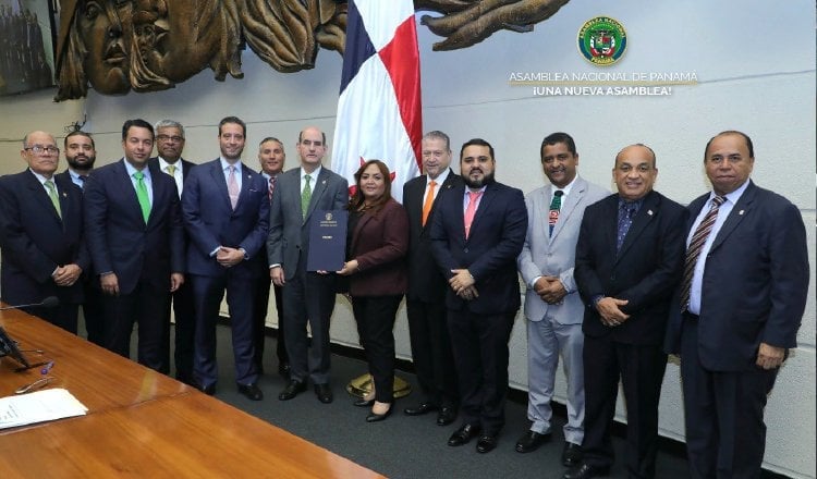 El ministro de Economía y Finanzas, Felipe Chapman, recibió el proyecto de presupuesto de la presidenta de la Asamblea. Cortesía Asamblea