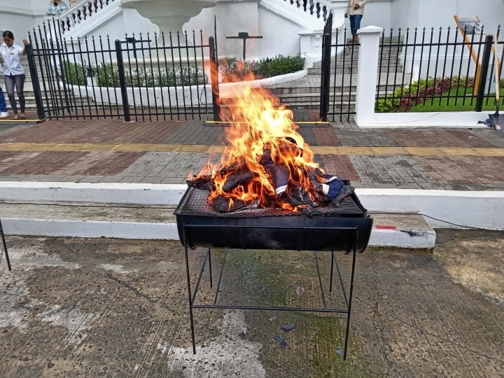 La ley 34 del 15 de diciembre de 1949 y modificada por la ley 2 del 23 de enero de 2012, que faculta a los gobernadores a recibir e incinerar banderas en desuso.