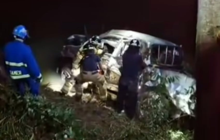 Bomberos trabajan en la liberación de los cuerpos.