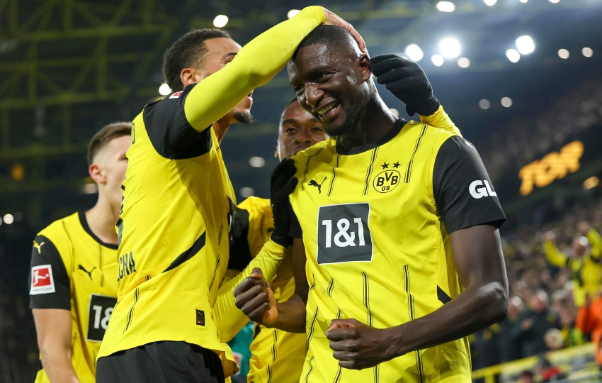 El jugador del Dortmund Serhou Guirassy (d) celebra el 2-1 durante el partido de la Bundesliga/EFE