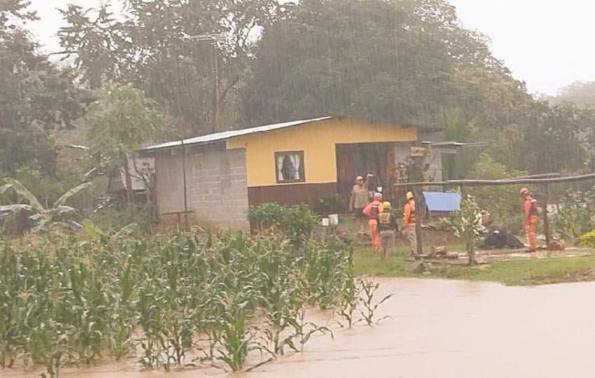 En Zapotillo varias familias han sido sacadas de la zona tras las inundaciones.. Foto. Sinaproc