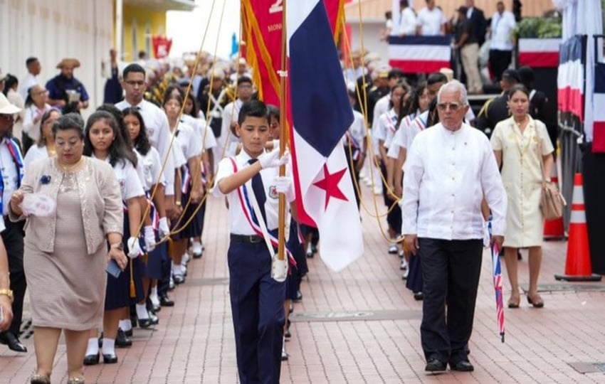 Estudiantes desfilan frente a la Presidencia este domingo 3 de noviembre. Foto: Sertv