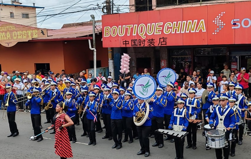 Varias delegaciones estudiantiles presentaron su mejor repertorio durante los desfiles en La Chorrera. Foto. Rric Montenegro