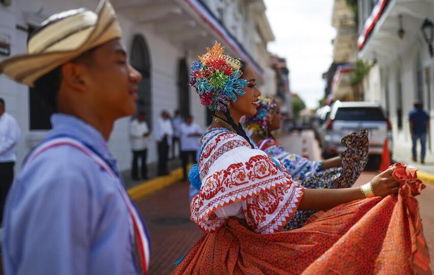 Un desfile colorido. Fotos: EFE