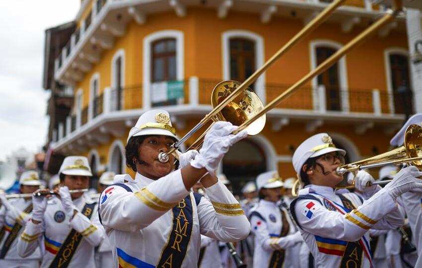 Un desfile colorido. Fotos: EFE