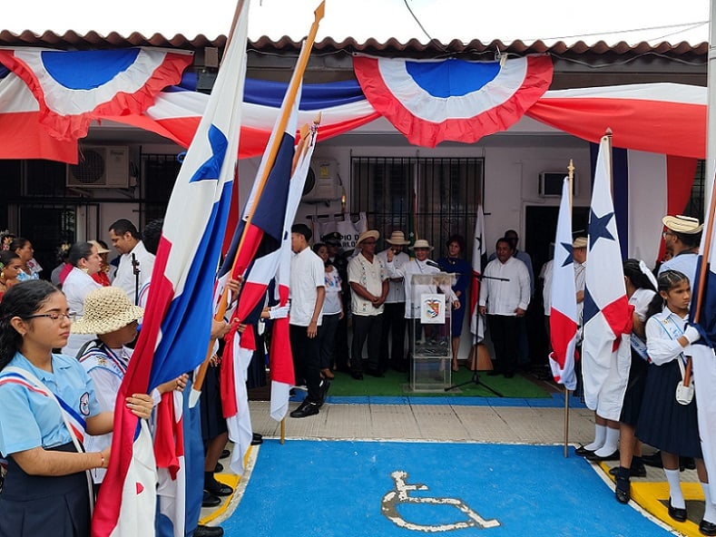  El abanderado de la fecha fue el  presidente del Consejo Municipal, Camilo Calderón.Foto: Eric A. Montenegro