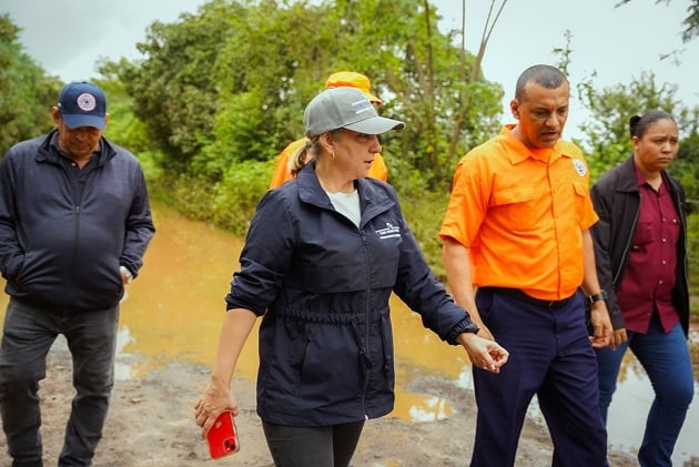 Montalvo recorrió junto al director de Sinaproc, las zonas afectadas por las inundaciones en Azuero. Foto: Cortesía Mingob