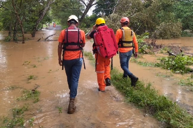 Rescate de un ciudadano de la crecida del rìo Parita, en Herrera. Foto: Cortesía Sinaproc