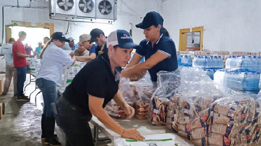  La ayuda humanitaria en alimentos, agua, medicamentos y colchones, ha comenzado a llegar de todas partes del país. Foto: Thays Domínguez.