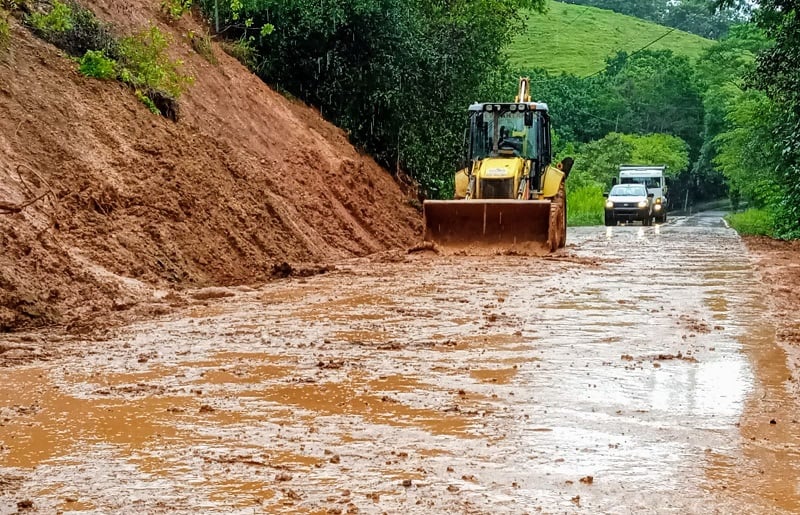 El MOP y otras entidades continúan atendiendo las emergencias en las vías colapsadas. Foto: Thays Domínguez.