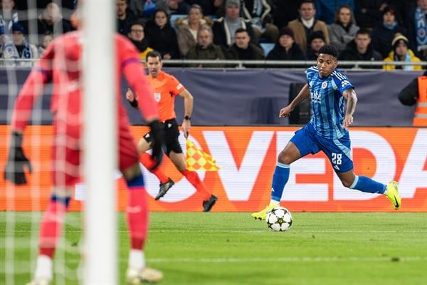 César Blackman de Slovan (der) en su partido contra el Dinamo Zagreb. Foto: EFE