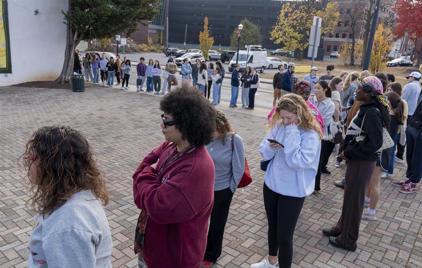 Personas esperan en una fila para votar en un centro de votación instalado en la tienda Banana Factory, este martes, en Bethlehem, Pensilvania.  EFE