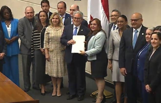 Ministro Fernando Boyd Galindo junto a la presidenta de la Asamblea, Dana Castañeda. 