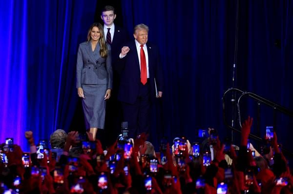 El expresidente de EE.UU. Donald Trump se atribuyó este martes una victoria frente a la vicepresidenta Kamala Harris. EFE