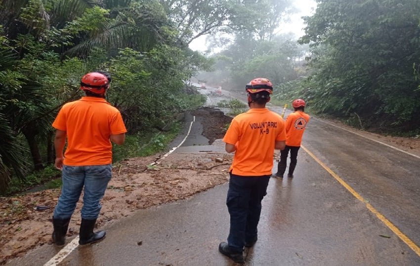 Personal del Sinaproc, realiza evaluación en la vía que colapsó y que conduce al sector de Las Cruces en el corregímiento de Zapotillo en el distrito de Las Palmas. Foto. Sinaproc