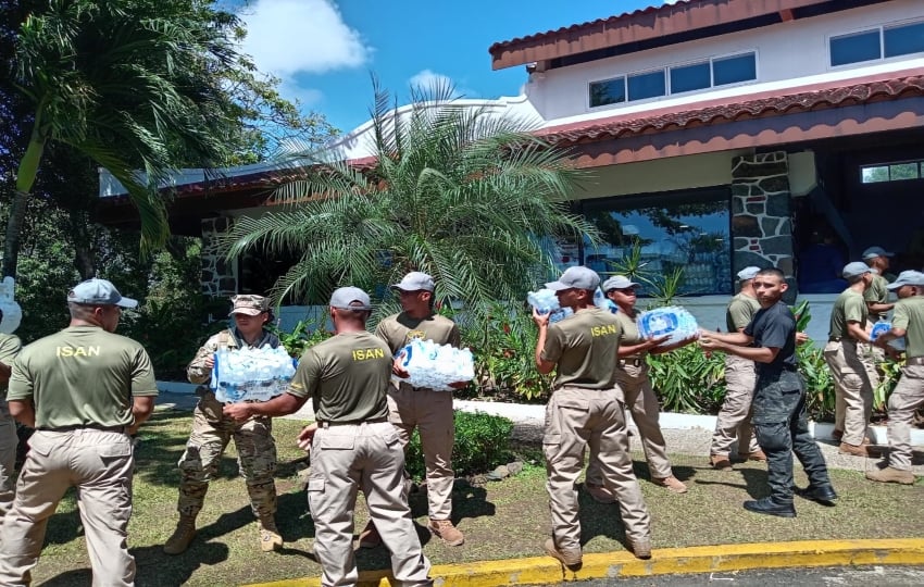 Voluntarios desde tempranas horas cargan las donaciones/ Foto Francisco Rodríguez Morán