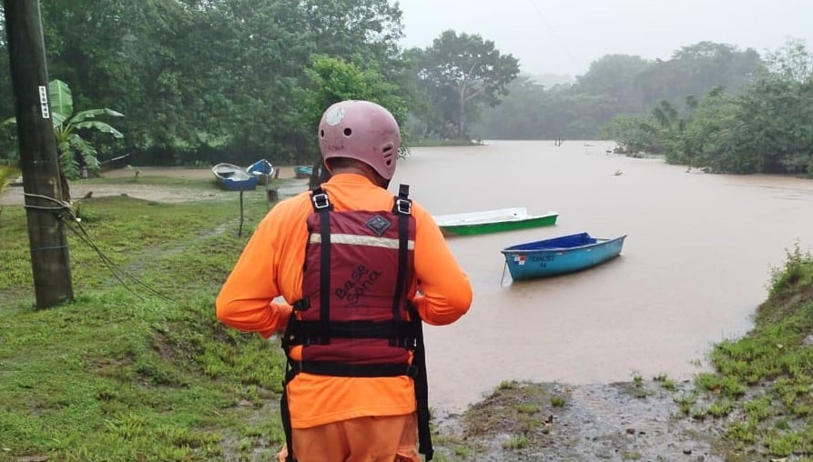 Las intensas lluvias caídas en los últimos días en la región, mantienen en alerta al Sinaproc. Foto: Melquiades Vásquez.