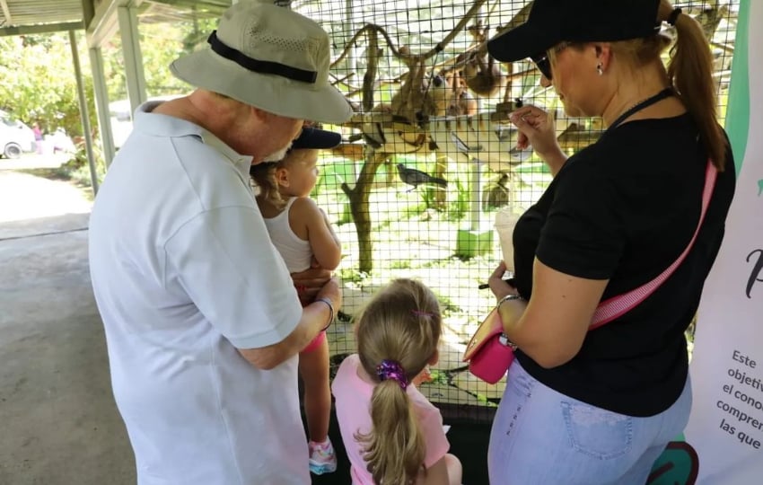 Alimentación de fauna en el Parque Municipal Summit. Foto: Cortesía